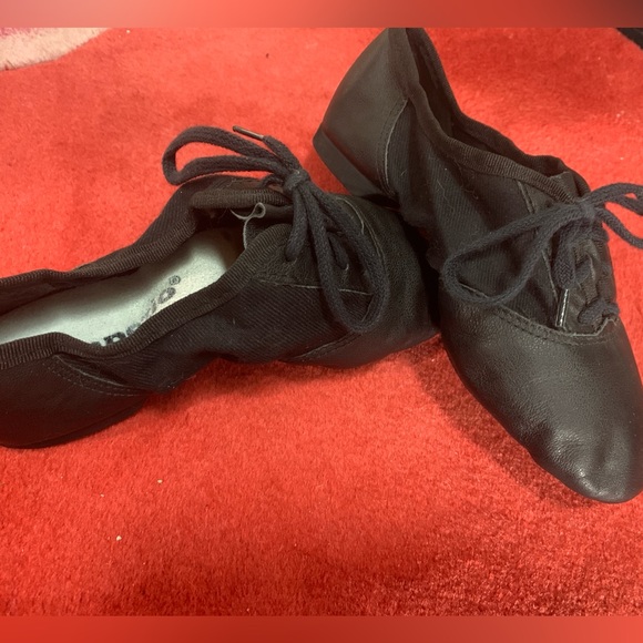 Capezio jazz shoe has soft durable leather for comfort. Fits girls and boys. - Picture 6 of 8